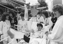 826709 Afbeelding van de start van een demonstratieve optocht van verpleegkundigen door de Utrechtse binnenstad vanaf ...